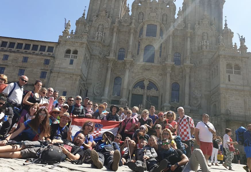 Kroatische pelgrims bij hun aankomst voor de kathedraal van Santiago de Compostela