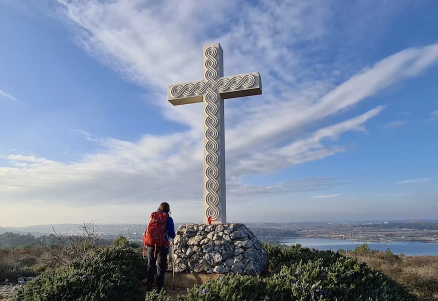 Pelgrim bij een kruisweg op de Camino in Zuid-Istrië, Medulin, Kroatië