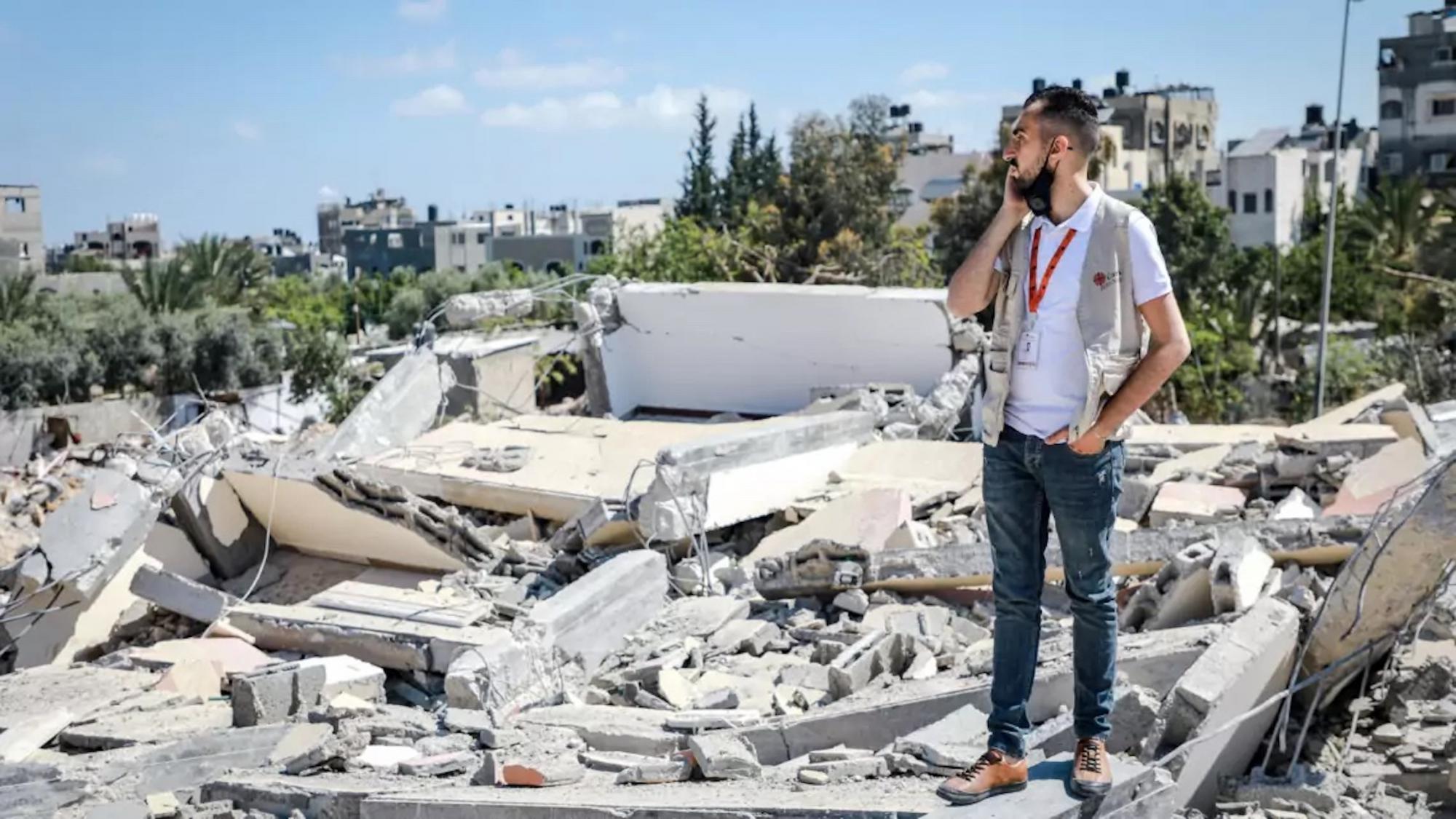 Een medewerker van Caritas Jeruzalem meet de schade op van bombardementen in Gaza.