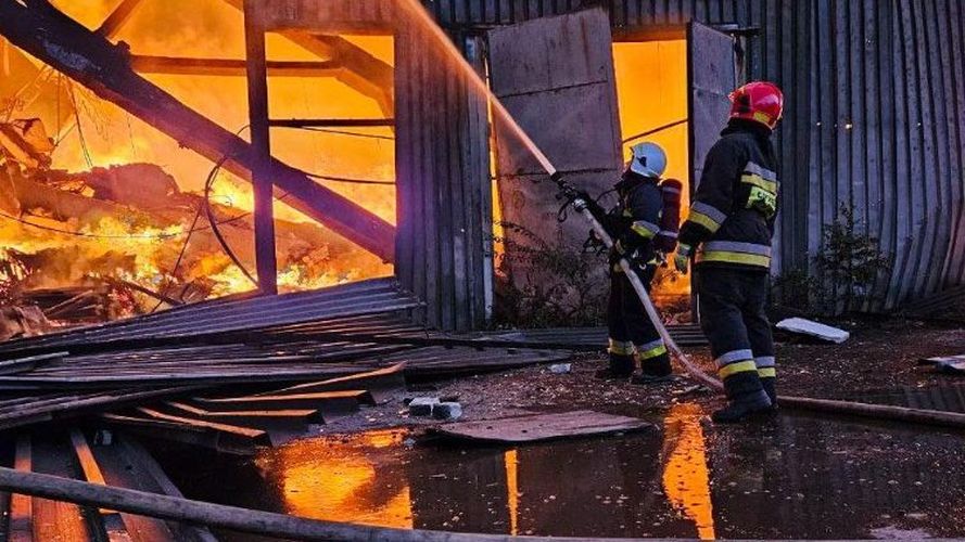 De brandweer kon enkel toekijken hoe 300 ton hulpgoederen na de laffe aanval in vuur zijn opgegaan