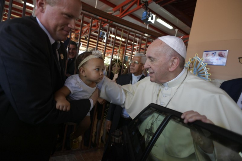 Paus Franciscus in het Casa Hogar del Buen Samaritano 