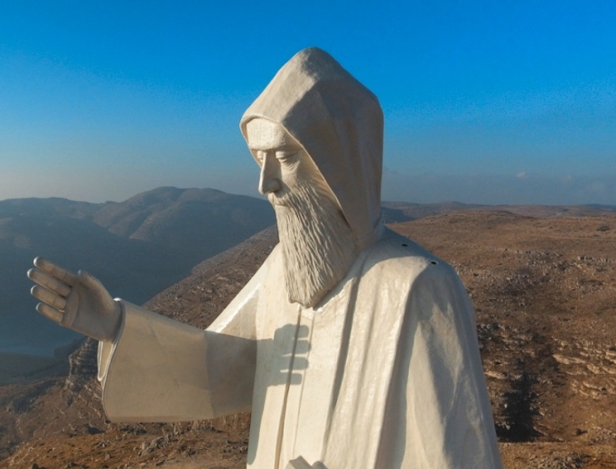 Het monumentale beeld van de Heilige Charbel