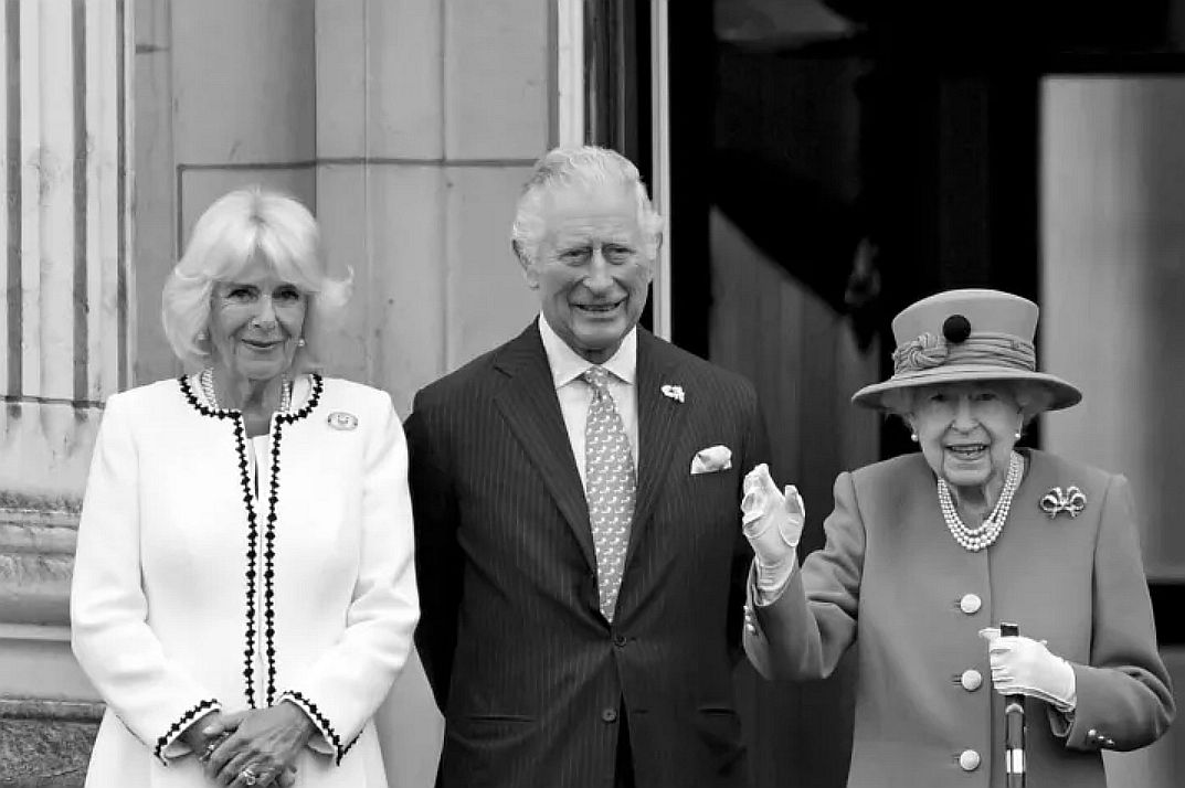 Prins Charles met de Queen Mum