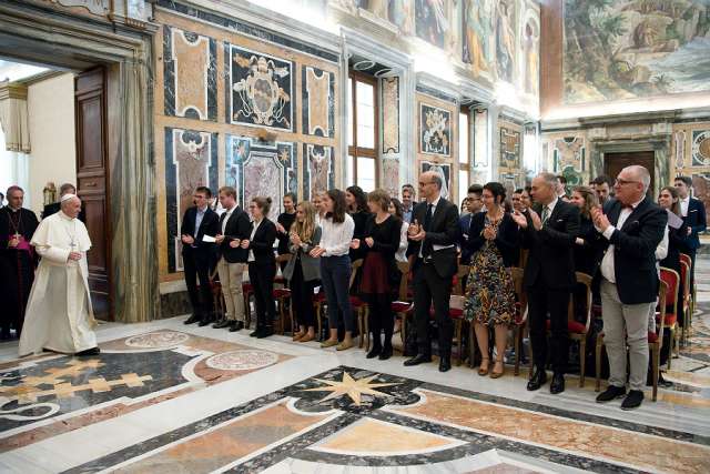 Studenten economie bij paus Franciscus