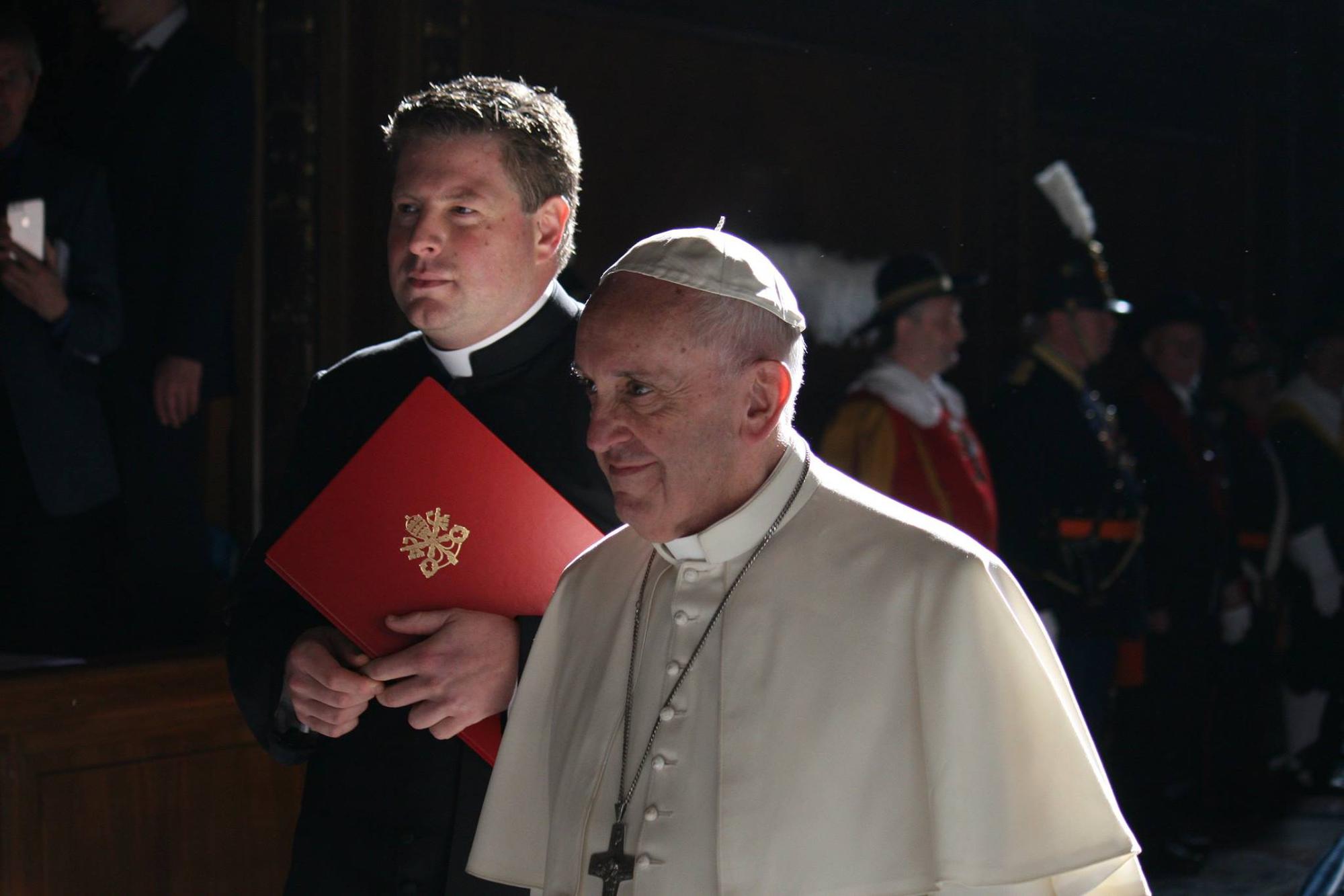 Paus Franciscus bij het betreden van de basiliek