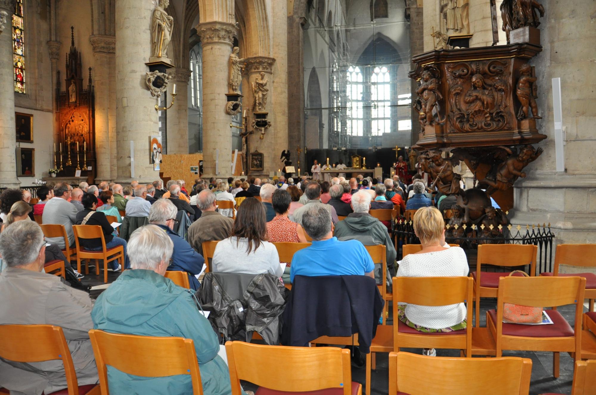 De viering in de Sint-Walburgakerk