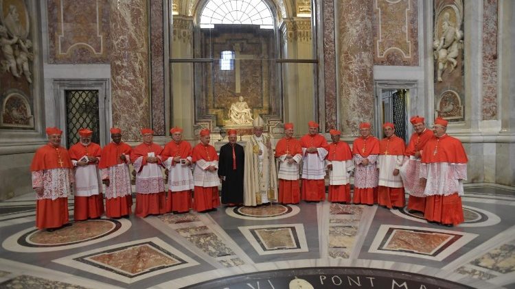 Paus Franciscus met de nieuwe kardinalen