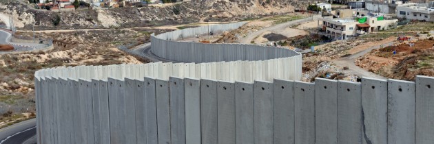 De Israëlische muur door de bezette gebieden 