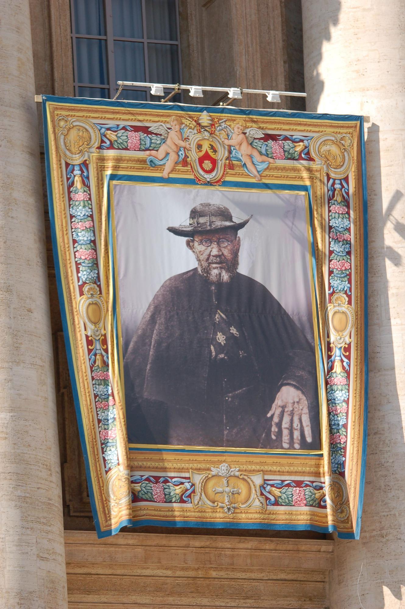 Op de Sint-Pietersbasiliek werd het portret van de grootse Belg Onthuld