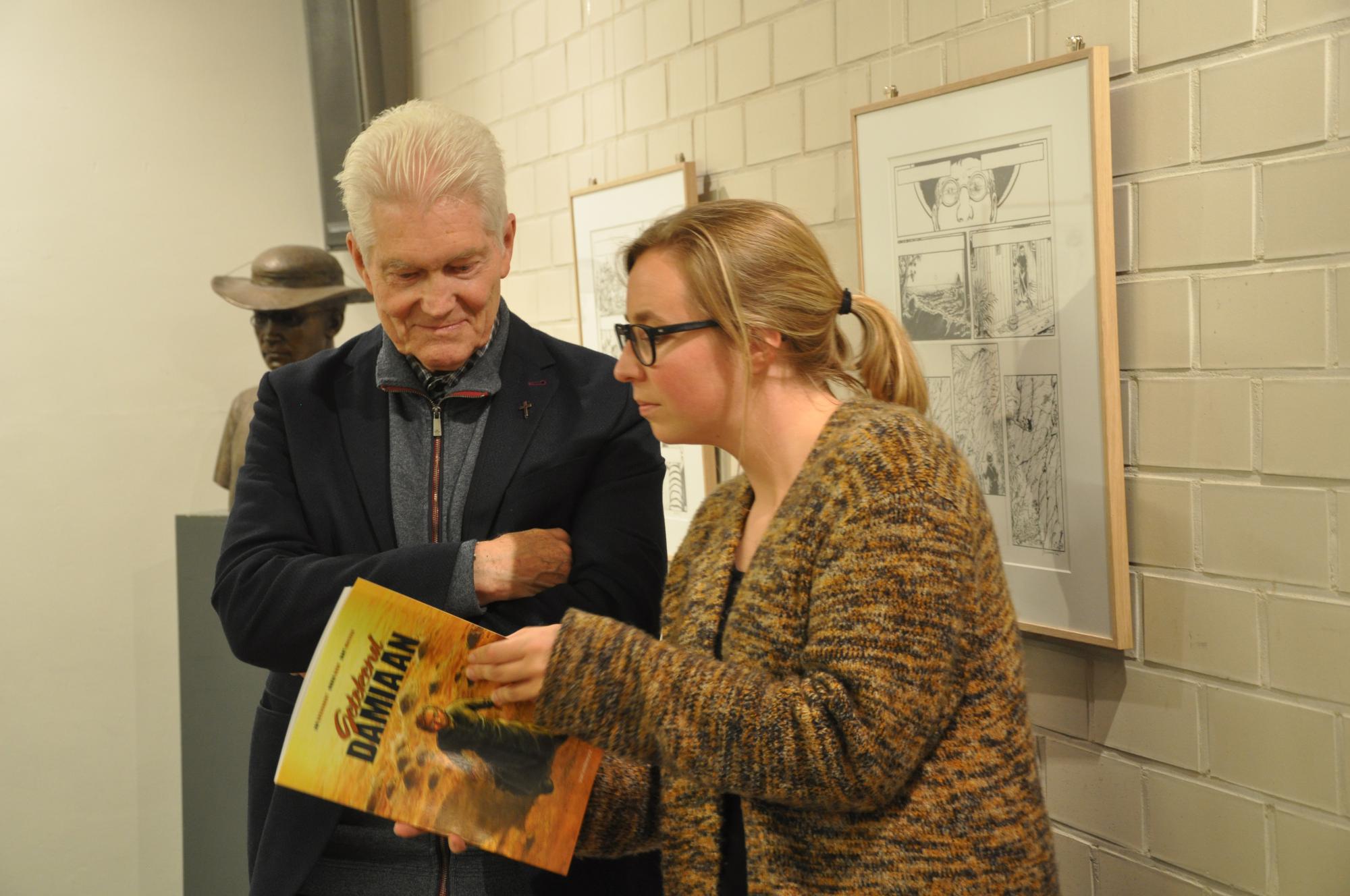 Vlaamse provinciaal Gilbert De Decker met Lise Van Dessel, pers en promotie van Van Halewyck, bij de voorstelling van het stripverhaal