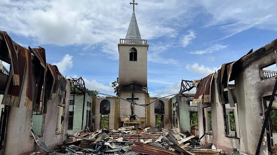 De kerk van Daw Ngay Ku werd in puin gelegd bij beschietingen 