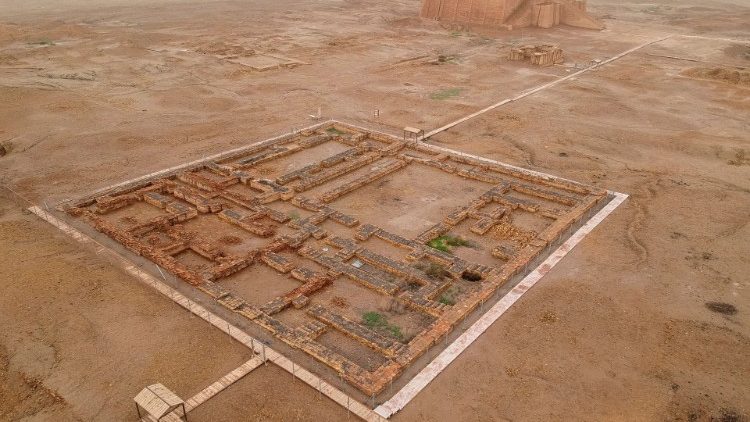 De archeologische site van Ur in Irak, met een ziggoerat in de achtergrond 