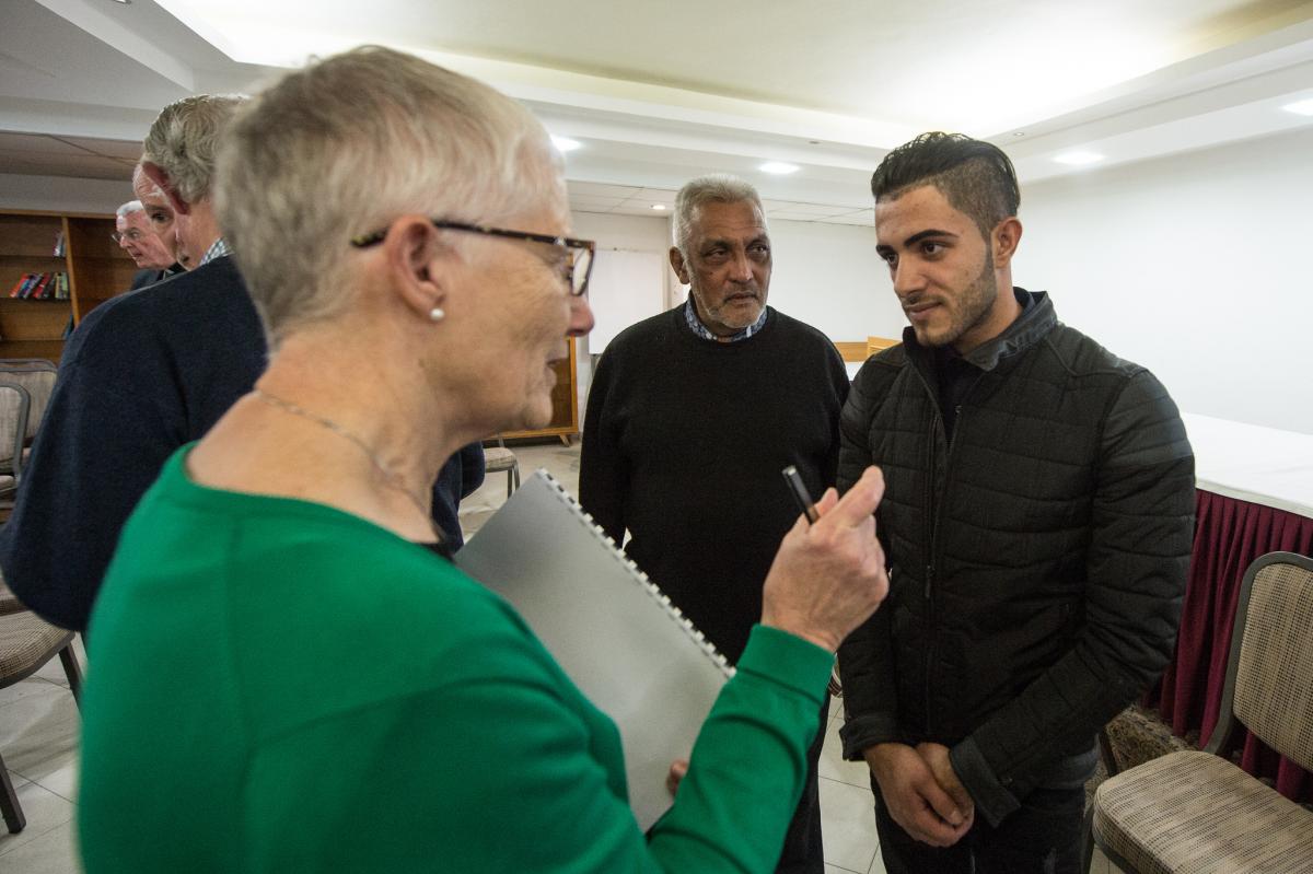 Marie Dennis van Pax Christi Internationaal in gesprek met Arabische christenen