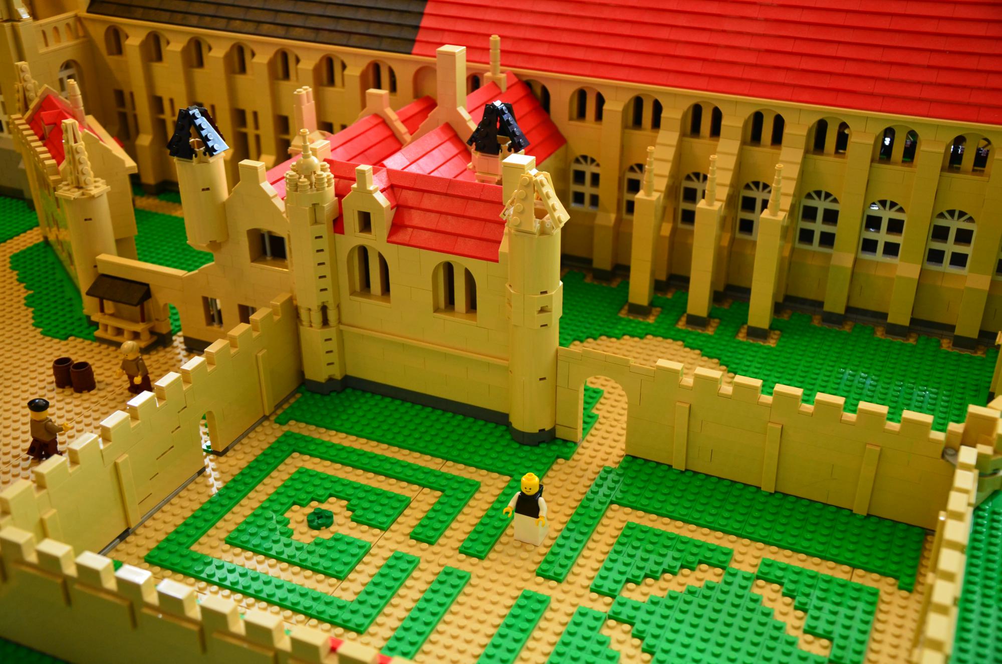 Detail uit de Duinenabdij in LEGO®-blokjes.