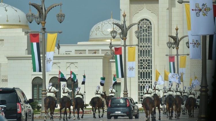 De verwelkoming van de paus in Abu Dhabi