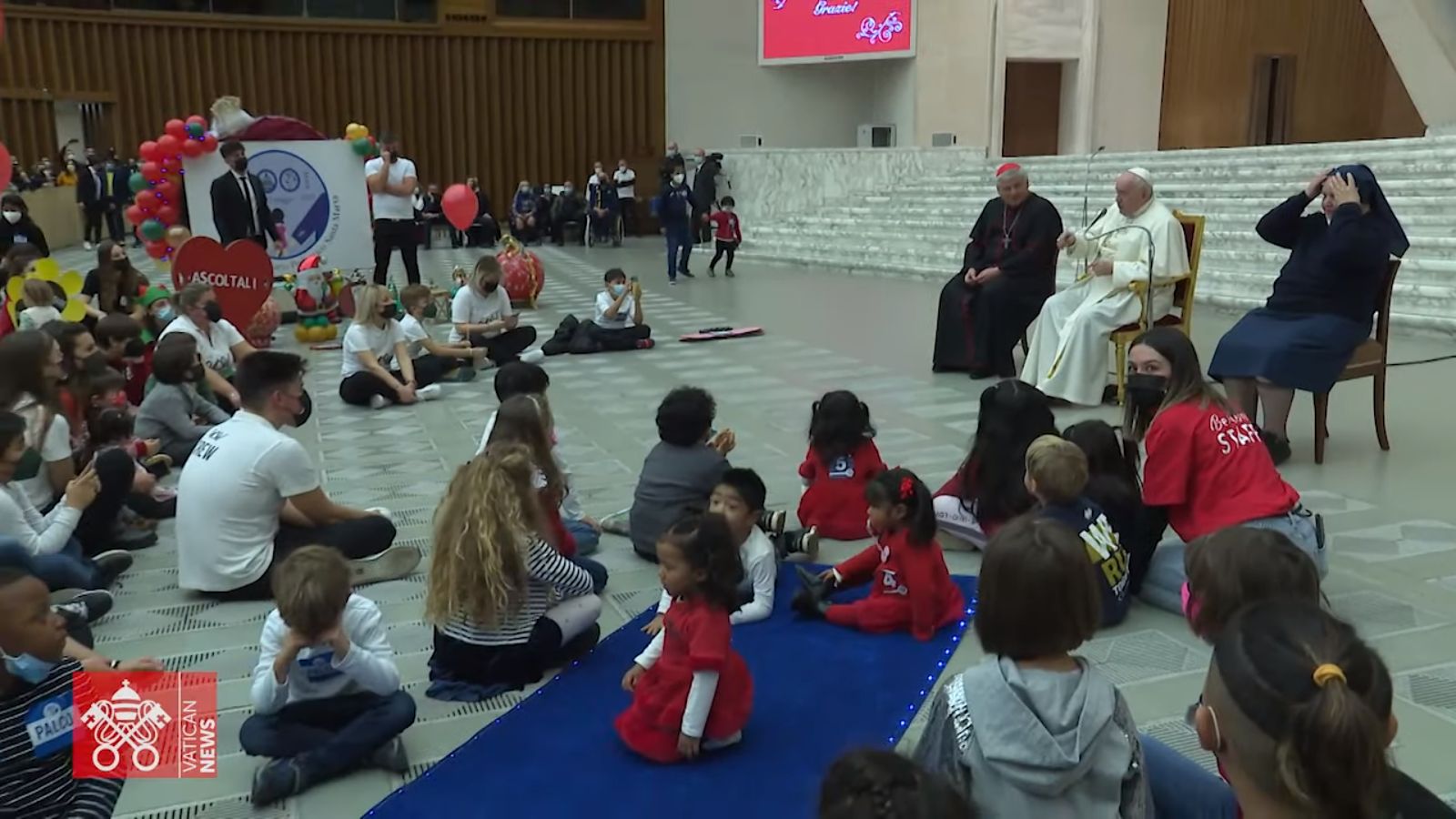 De kinderen zongen liederen en speelden een toneelstuk voor de paus