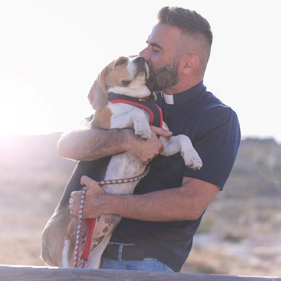 De Italiaanse priester-influencer Don Cosimo Schena met zijn hond