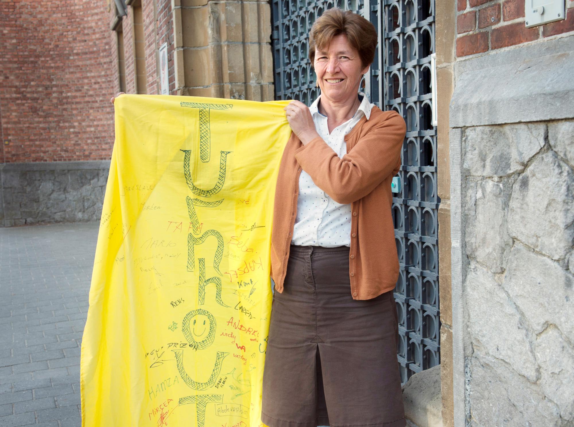 De gele vlag met voornamen erop, verwijst naar het lied 'Tie a yellow ribbon round the old oak tree' dat oproept tot solidariteit met gevangenen