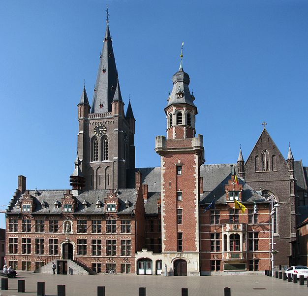 De Sint Vincentiuskerk van Eeklo, met op de voorgrond ook het stadhuis