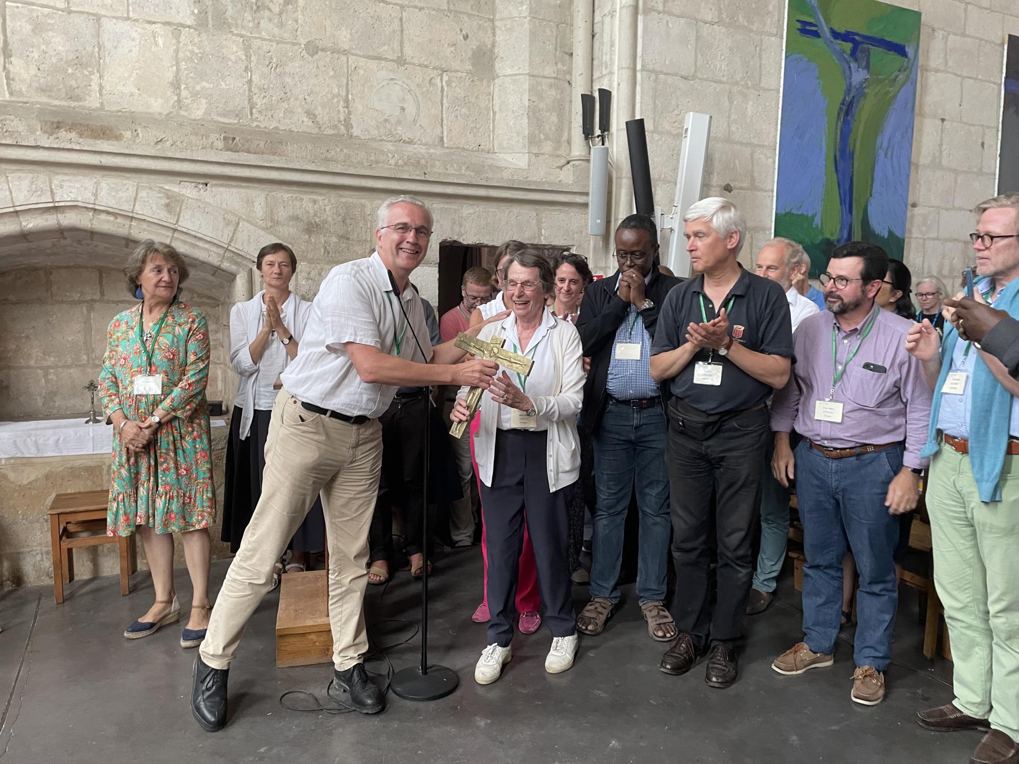 De moderator Michel-Bernard de Vregille (schuin) met enkele leden van de gemeenschap