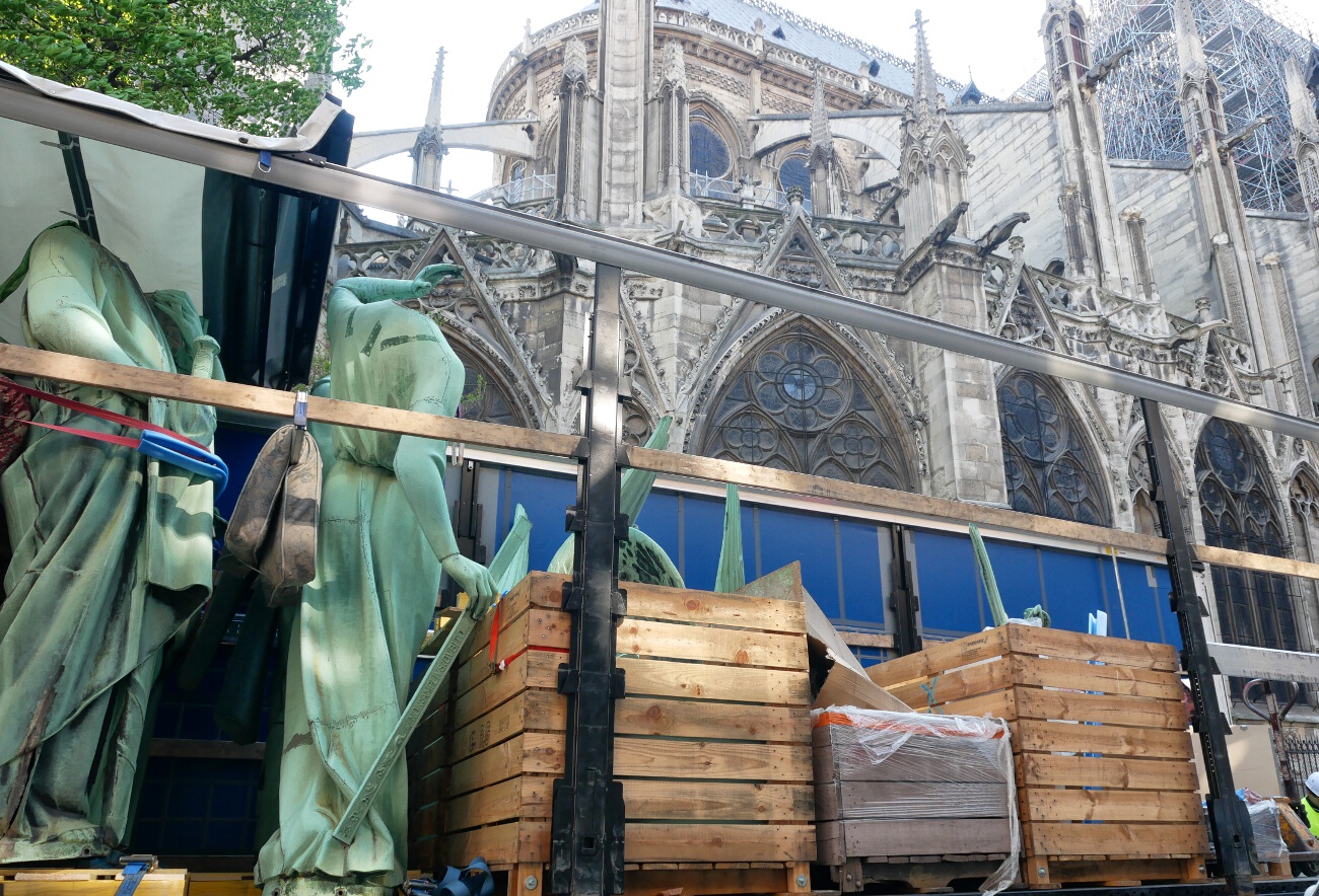 Enkele van de zestien bronzen beelden van de torenspits van de Notre-Dame