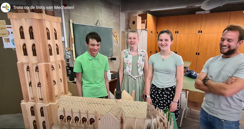 Cédric Brouckaert, Jade Lauwers, Sophie Bonaugure en hun leerkracht Steven Soetewey bij hun maquette van de Sint-Romboutskathedraal