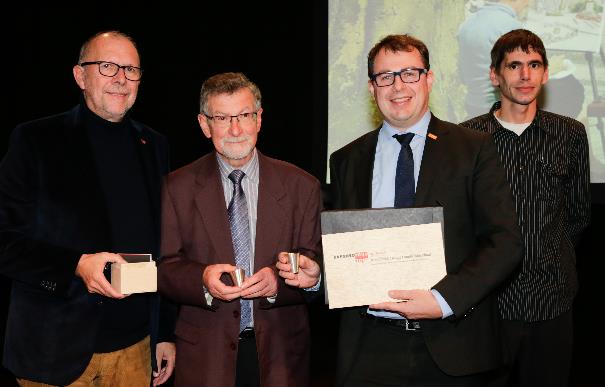 Gedeputeerde Luk Lemmens met de winnaars.