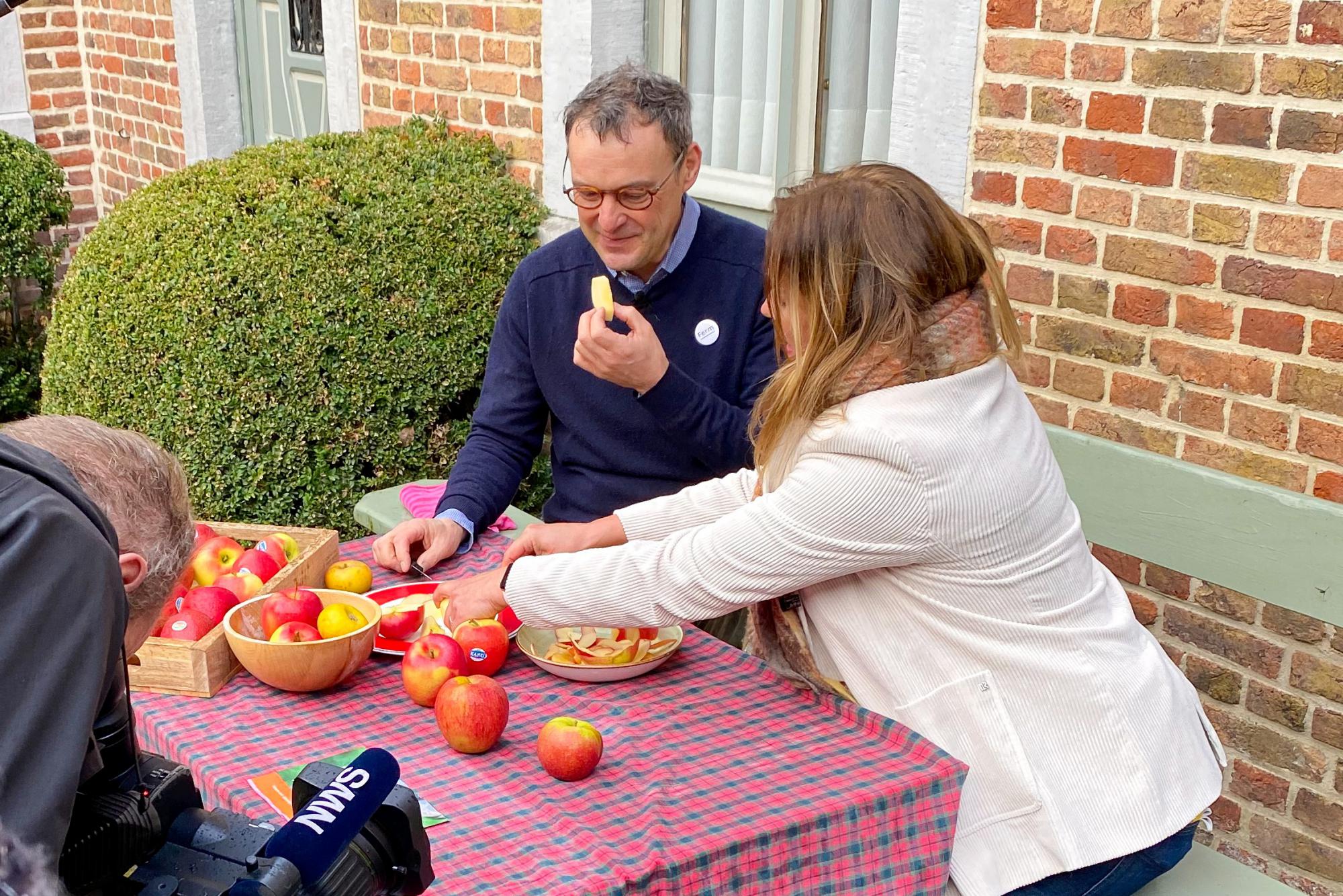 Sabine Appelmans, de meter van de campagne samen met appelteler Karel Vaes, uit Borgloon