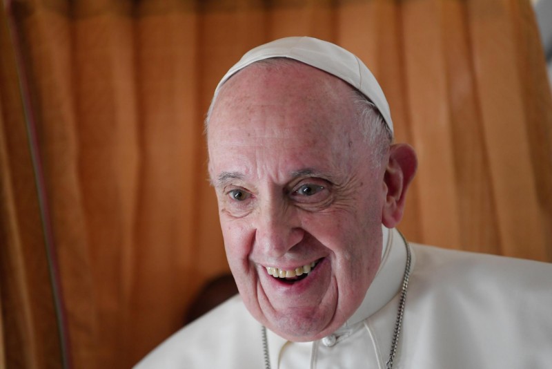 Paus Franciscus tijdens de geïmproviseerde persconferentie