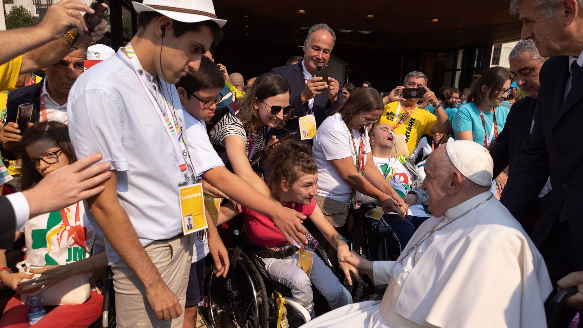 Paus Franciscus in gesprek met gelovigen in Fatima