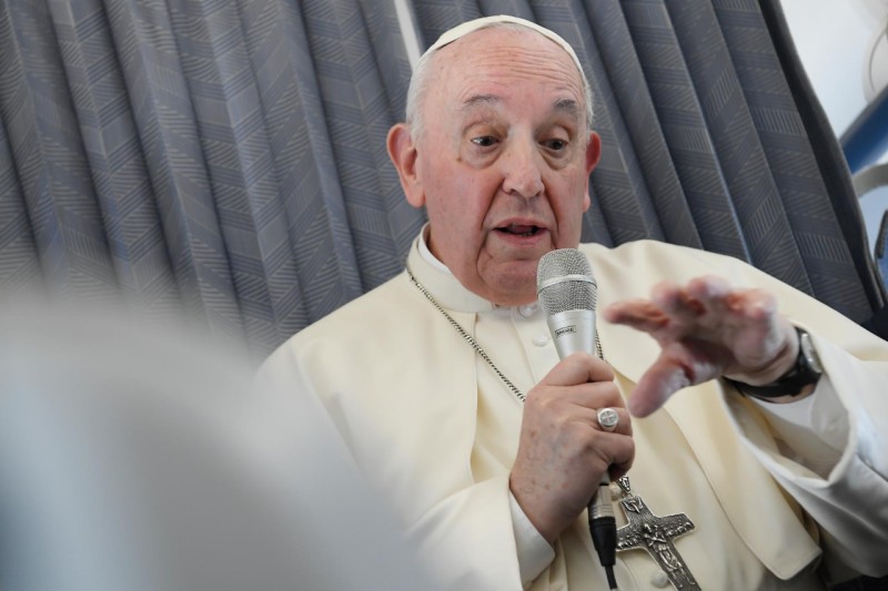 Paus Franciscus tijdens de terugkeer uit Griekenland