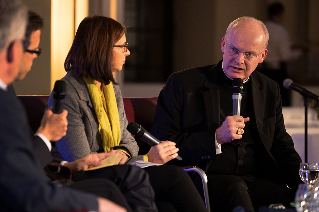 Archieffoto van bisschop Franz-Josef Overbeck van Essen (rechts) in 2019