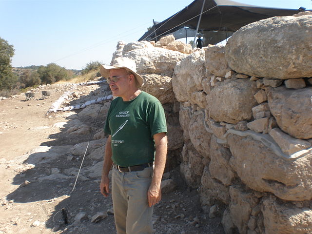 Professor Yosef Garfinkel op de site van Khirbet Qeiyafa