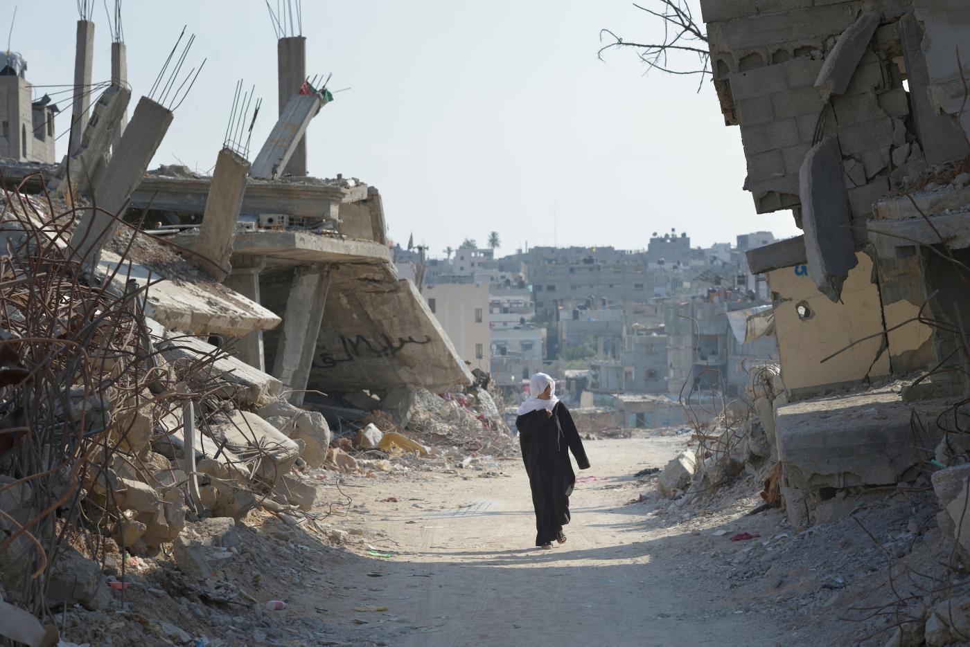 Een vrouw loopt door Shejaiya, een wijk in Gaza