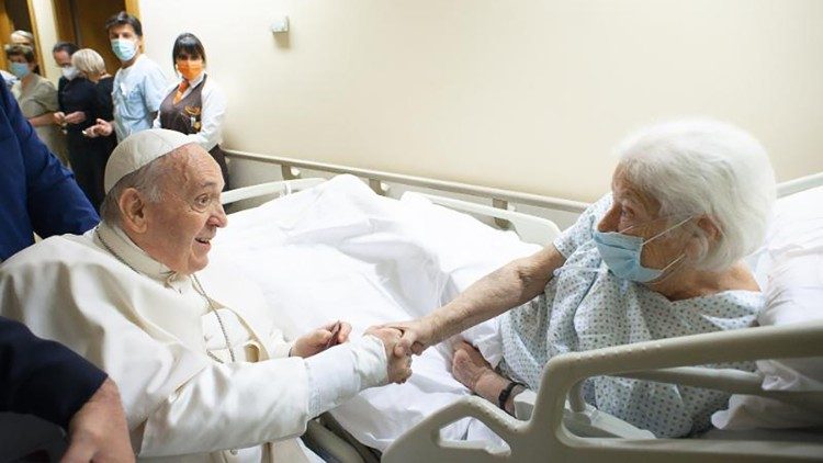 Paus Franciscus op bezoek in het Gemelliziekenhuis in Rome