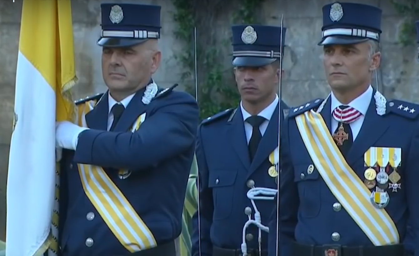 Leden van de Gendarmeria van Vaticaanstad tijdens de eedaflegging van de nieuwe rekruten