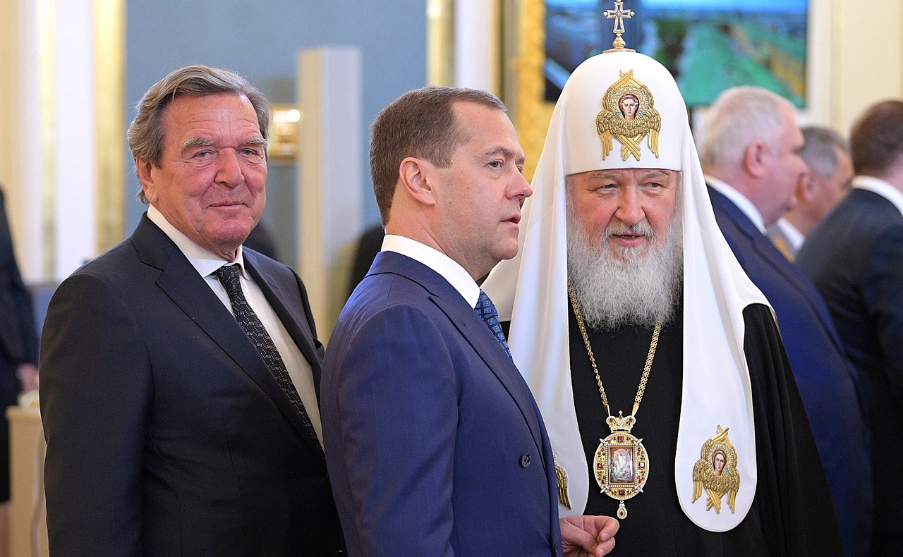 Gerhard Schröder met patriarch Kirill en Medvedev, het hoofd van de veiligheidsraad