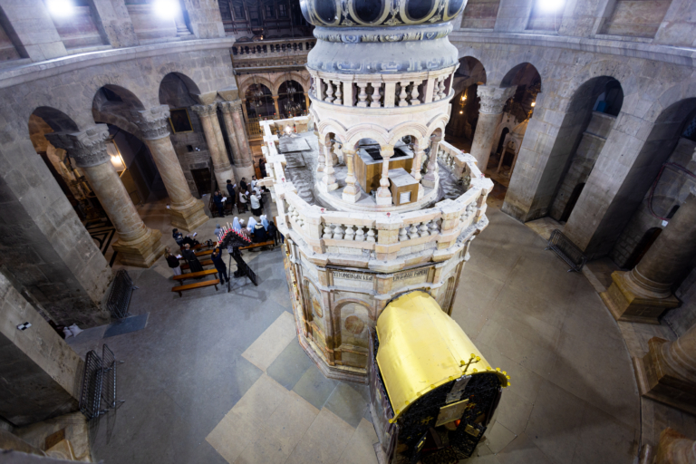 De werken aan de Aedicula met de graftombe van Jezus