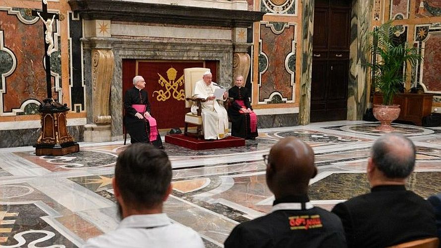 De paus met de missionarissen van het Heilig Hart