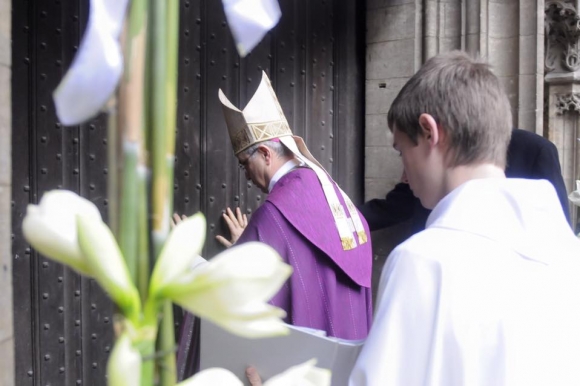 Mgr Bonny opent de Heilige Deur van de kathedraal ©Olivier Lins/Bisdom Antwerpen