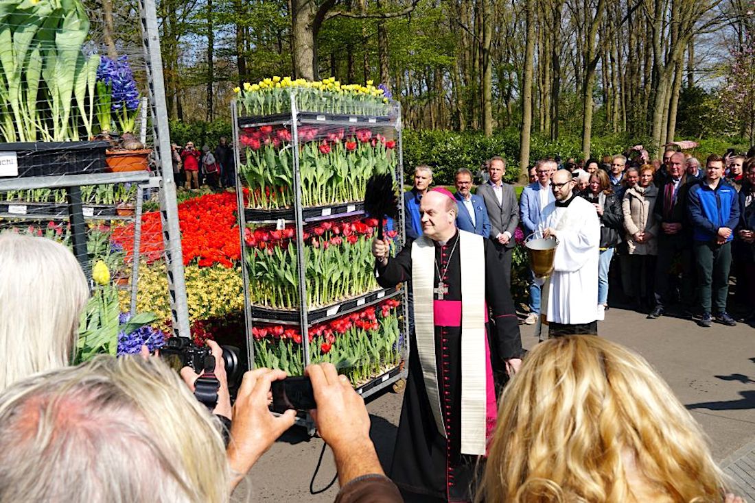 De bisschop van Rotterdam zegent de bloemen voor hun vertrek