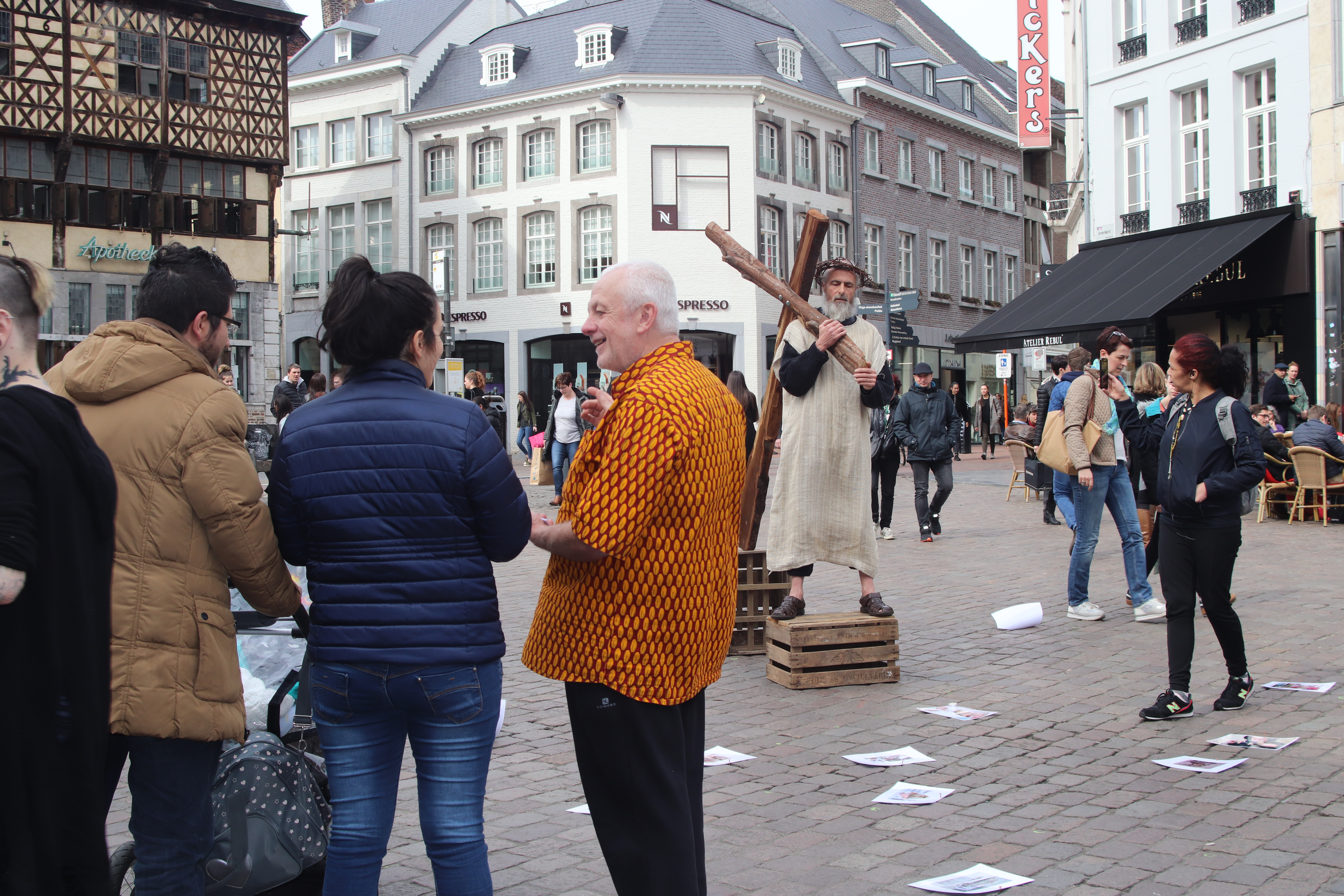 Vele voorbijgangers op de Grote Markt werden getroffen door de serene Christus.