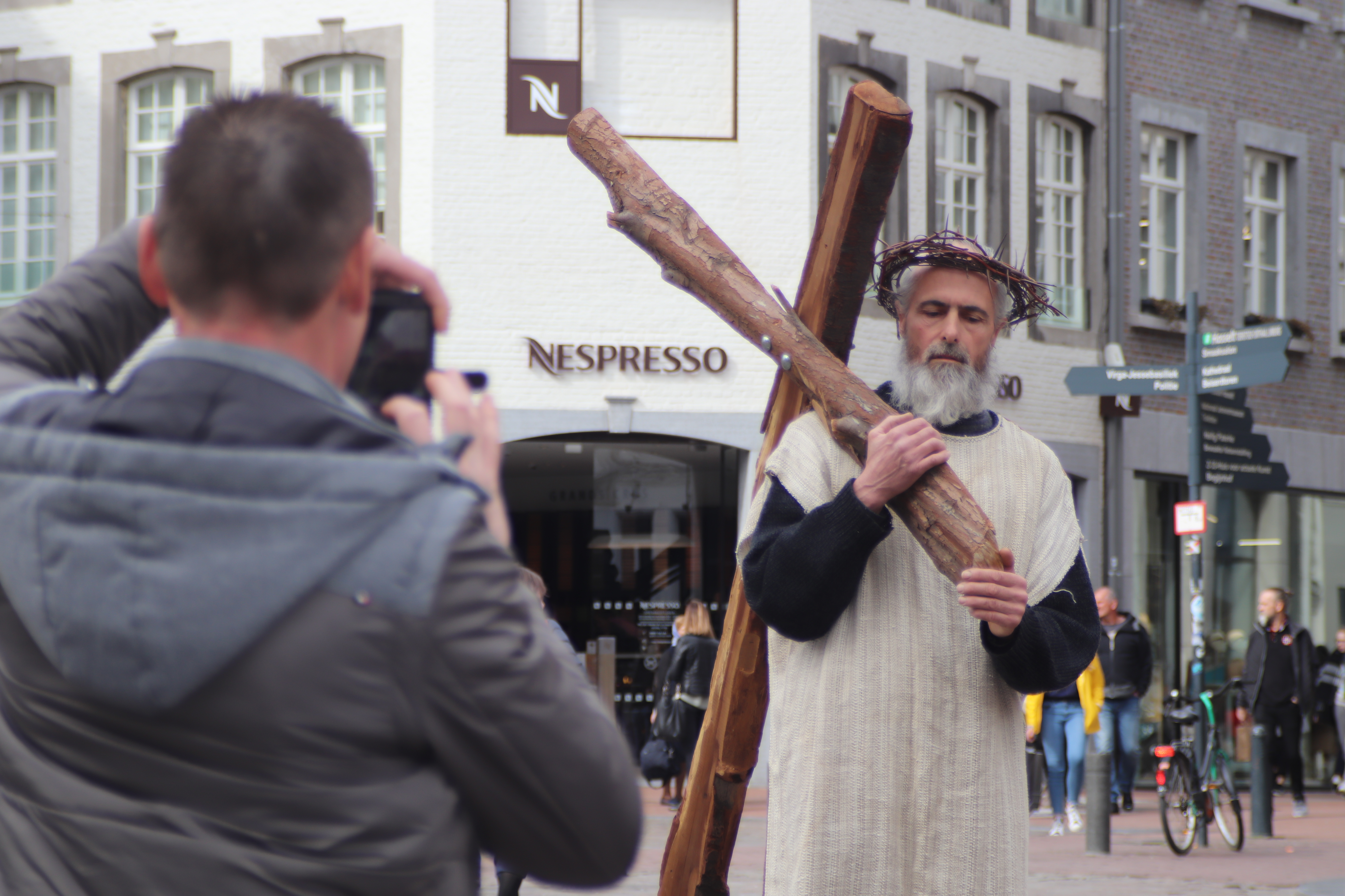 Vele voorbijgangers op de Grote Markt werden getroffen door de serene Christus.