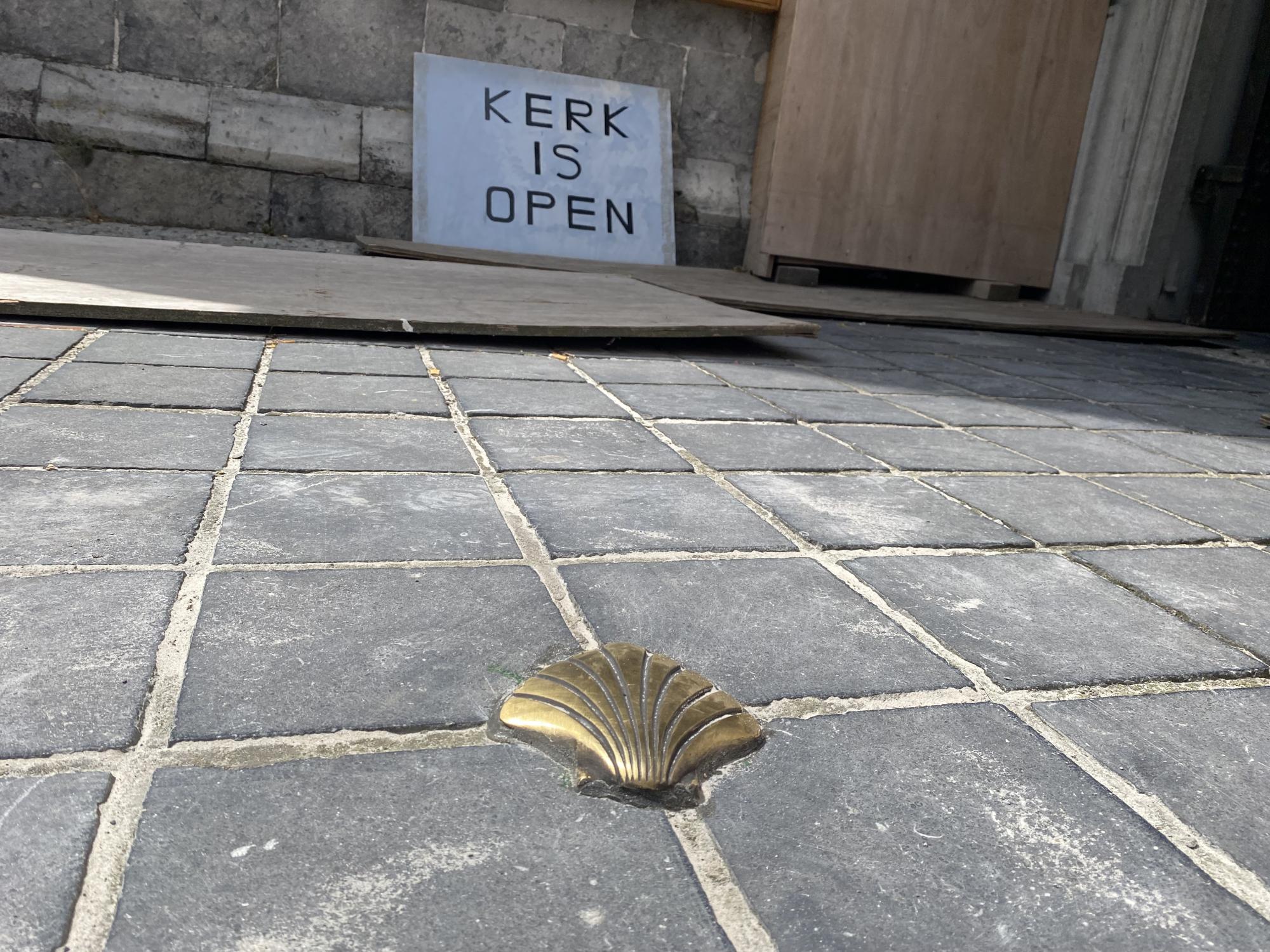 Onder meer aan de ingang van de Sint-Walburgakerk in Oudenaarde werd een schelp geplaatst.