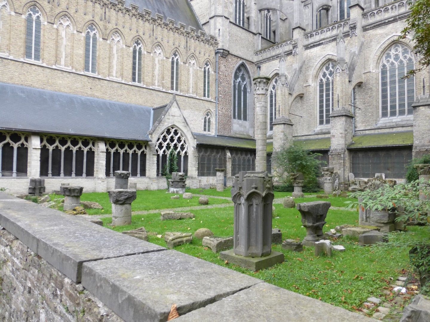 De Sint-Maartenskathedraal en het aanpalende klooster in Ieper