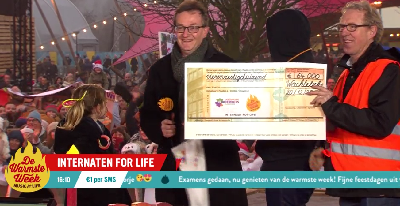 Directeur-generaal Lieven Boeven en internaatbeheerder Jan Coorevits met de cheque op het podium in Wachtebeke