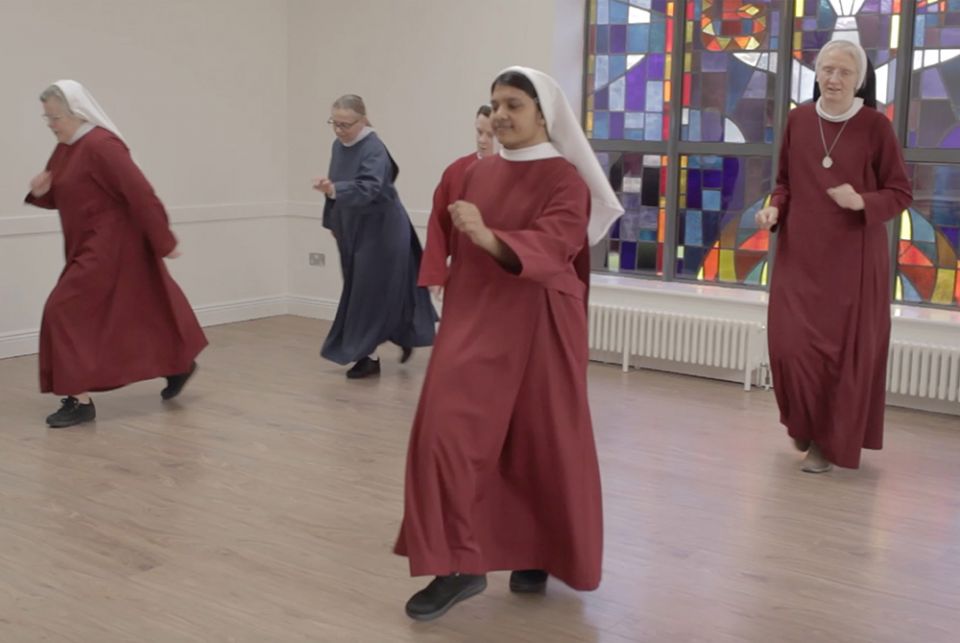 De zusters uit Dublin dansen de Jerusalema