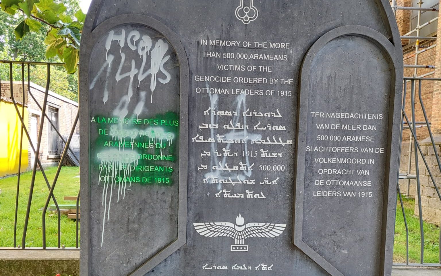 Vandalen probeerden de tekst op het monument onleesbaar te maken