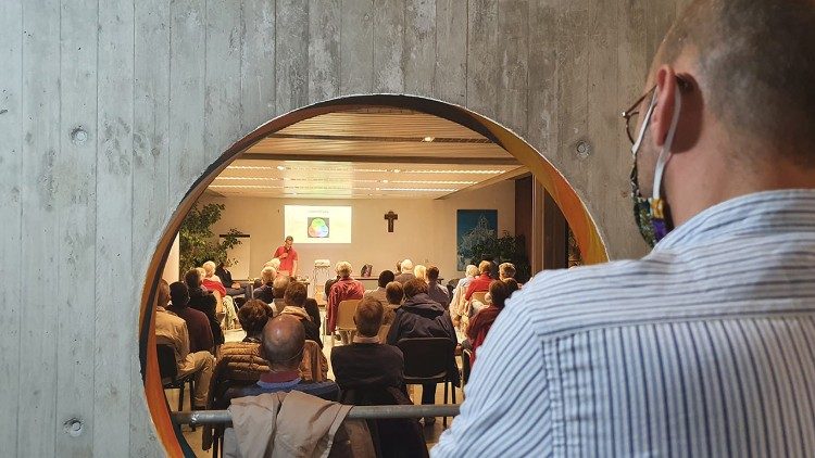 Joachim Lesne modereert een Laudato sí-vergadering in het bisdom Luik 