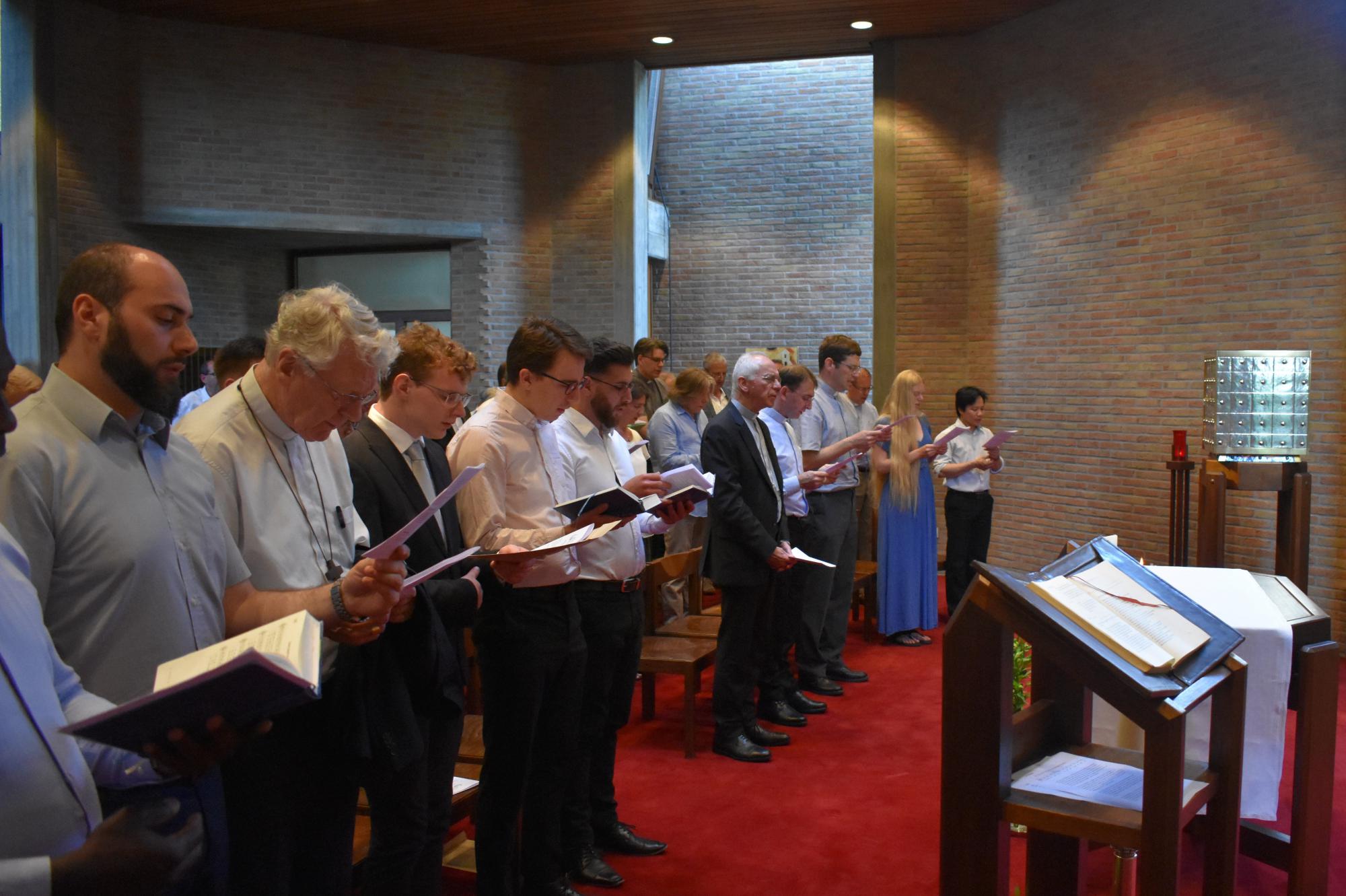 Kardinaal Jozef De Kesel, bisschop Luc Van Looy van Gent, de seminaristen en hun docenten tijdens de vesperdienst in de kapel van het seminarie